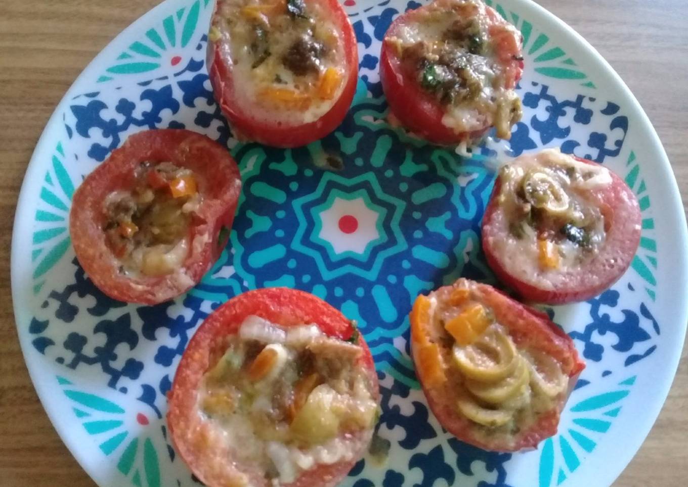 Tomates rellenos con anchoas, aceitunas y queso (Horno de microondas)