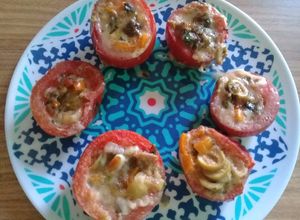 Una foto de Tomates rellenos con anchoas, aceitunas y queso (Horno de microondas)