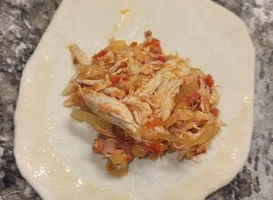 Una foto de Empanada de tinga de pollo y chorizo