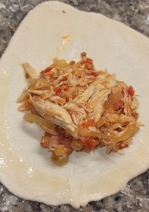 Una foto de Empanada de tinga de pollo y chorizo