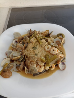 Una foto de Pez espada con gambas, almejas y espárragos