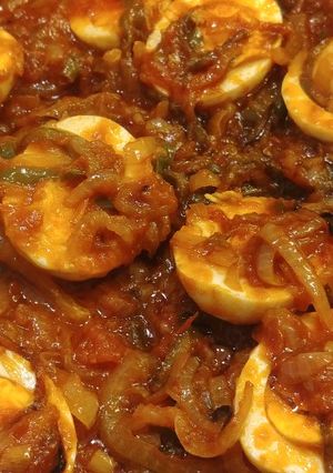 Una foto de Huevos cocidos con tomate