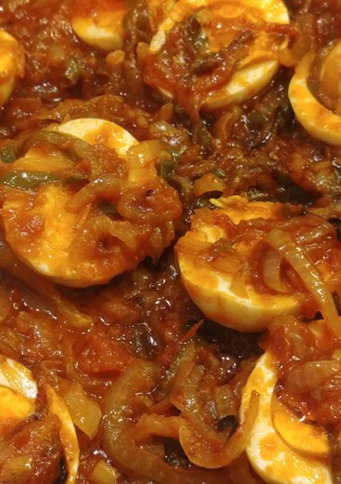 Una foto de Huevos cocidos con tomate