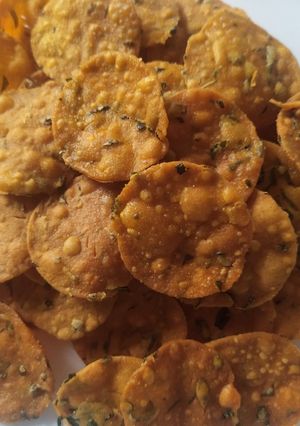 પૂરી (Poori Recipe in Gujarati) રેસીપી મુખ્ય ફોટો
