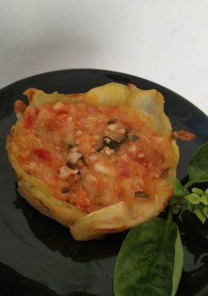 Una foto de Canastitas caprese con base de papa