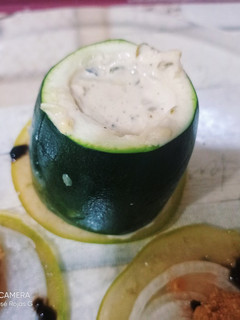 Una foto de Ensalada de calabacín relleno