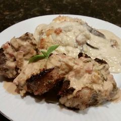 A picture of Brad's lamb chops w/ vodka, tomato, basil, cream sauce.