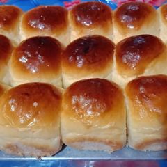 A picture of Dinner buns.