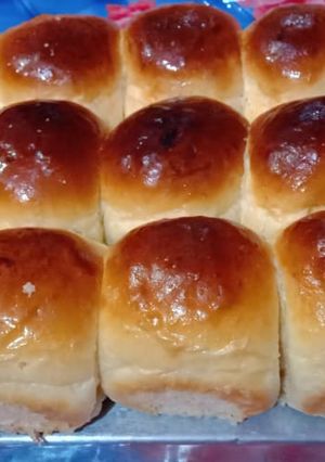 A picture of Dinner buns.