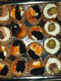 Tartaletas de salmón, huevas y anchoa con queso flor de esgueva