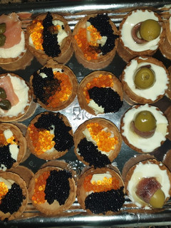 Una foto de Tartaletas de salmón, huevas y anchoa con queso flor de esgueva