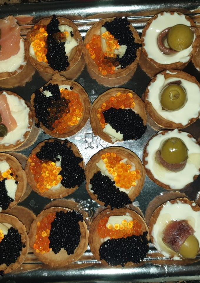 Una foto de Tartaletas de salmón, huevas y anchoa con queso flor de esgueva