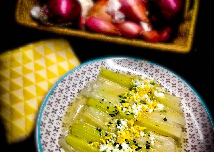 Daun bawang dengan saus vinegar (vinaigrette aux poireaux, French cuisine)