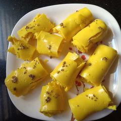 A picture of Khandvi.