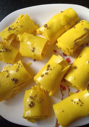 A picture of Khandvi.