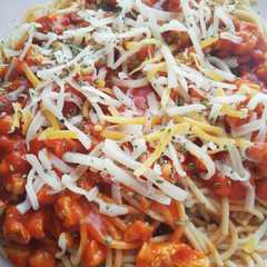 Una foto de Pasta integral con falsa boloñesa