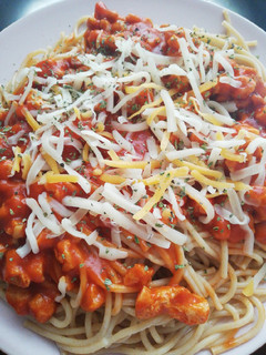 Una foto de Pasta integral con falsa boloñesa