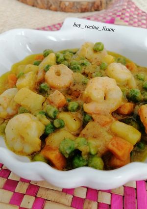 Una foto de Curry de guisantes y gambas