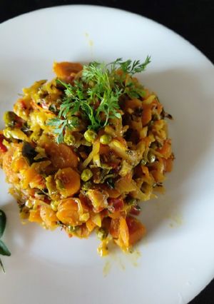 A picture of Cabbage with carrots.