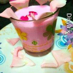 A picture of Gulabi rose thandai.