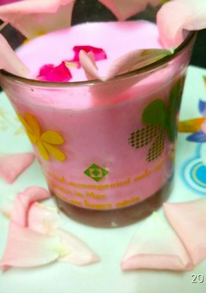 A picture of Gulabi rose thandai.