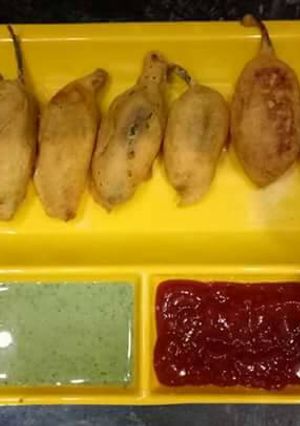 A picture of Stuff paneer chilli pakode.