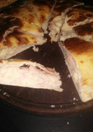 Una foto de Tarta de jamón, queso y harina blanca flor