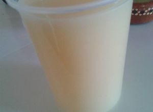 Una foto de Agua de avena y leche de coco las correa para el Altar de Dolores o "lagrimas de la virgen de coco"