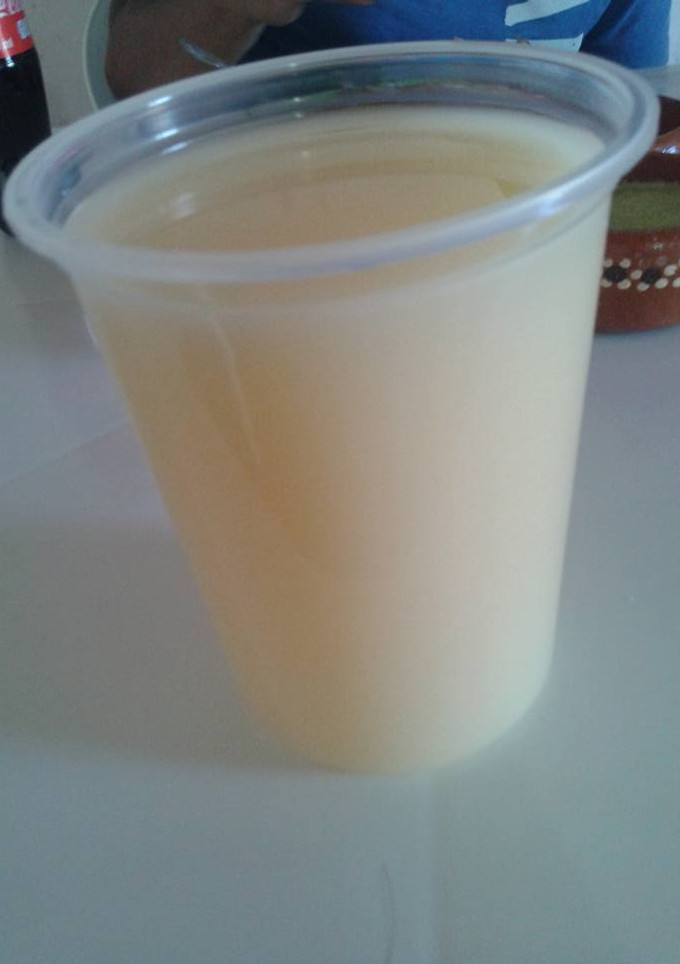 Una foto de Agua de avena y leche de coco las correa para el Altar de Dolores o "lagrimas de la virgen de coco"