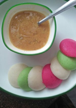 A picture of Colourfull idli.