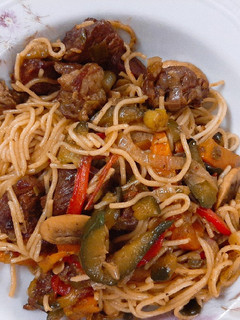 Una foto de Spaghettini salteado con carne y vegetales