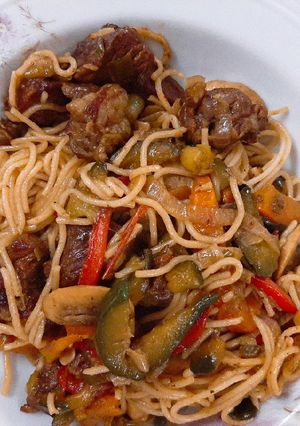 Una foto de Spaghettini salteado con carne y vegetales