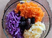 Una foto de ensalada de repollo morado con manzana