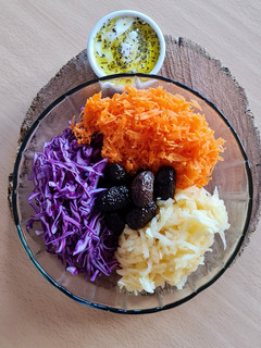 Una foto de Ensalada de repollo morado, zanahoria y manzana