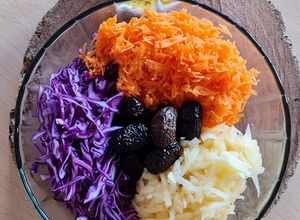 Una foto de Ensalada de repollo morado, zanahoria y manzana