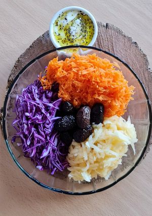 Una foto de Ensalada de repollo morado, zanahoria y manzana