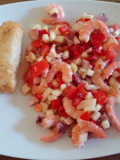 Una foto de Ceviche y rollitos de pasta brie de gambas con pimientos