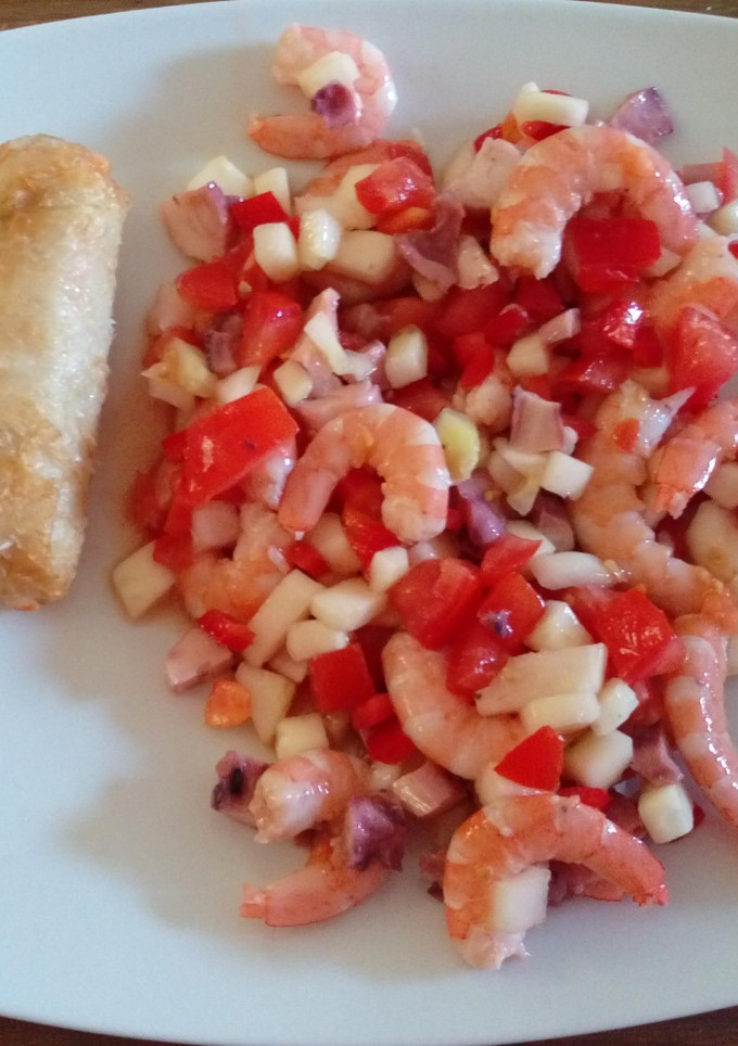 Una foto de Ceviche y rollitos de pasta brie de gambas con pimientos