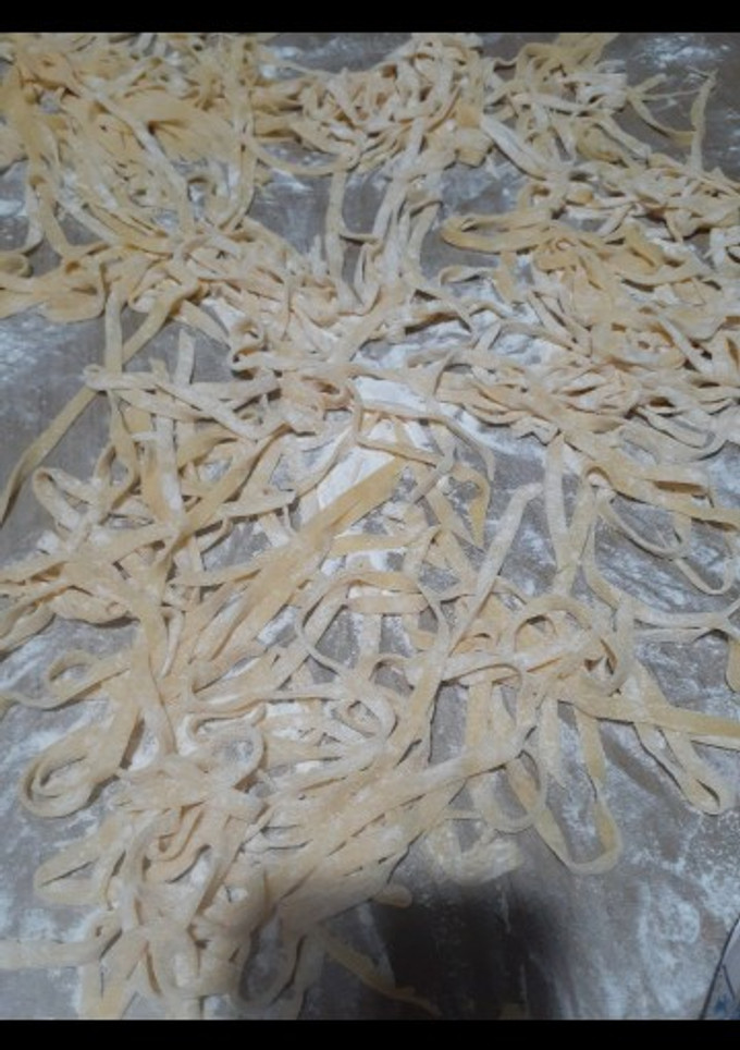 Una foto de Fideos caseros con salsa de pollo