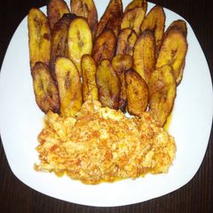 A picture of Fried plantain with fried eggs.