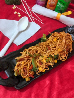 हक्का वेज नूडल्स (Hakka veg noodles recipe in hindi) रेसिपी मुख्य फोटो