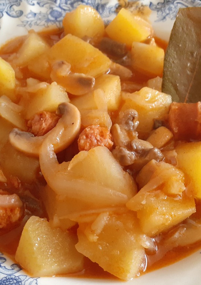 Una foto de Patatas guisadas con champiñón y choriceta