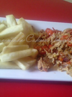 A picture of Fried yam and egg sauce.