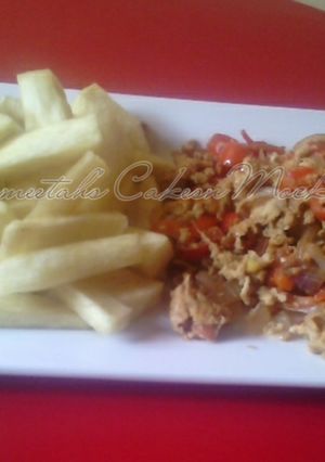 A picture of Fried yam and egg sauce.