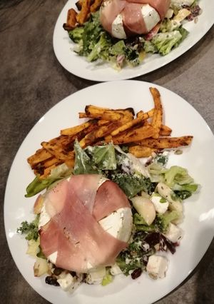 Zdjęcie przepisu Camembert w szynce szwarcwaldzkiej z sałatką z jarmużu i batatem.
