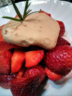 Una foto de Fresas con helado de turrón