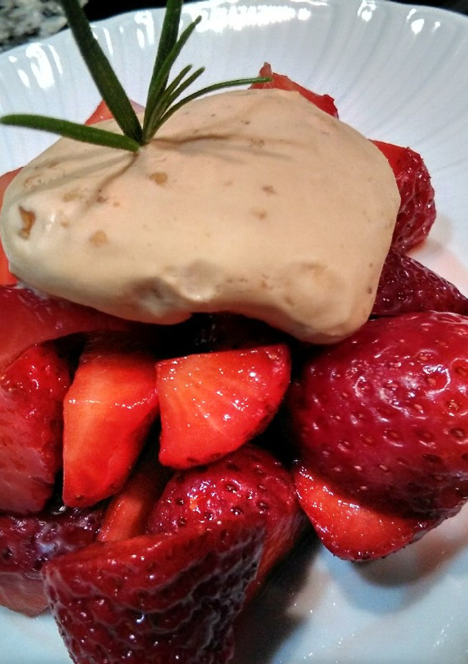Una foto de Fresas con helado de turrón