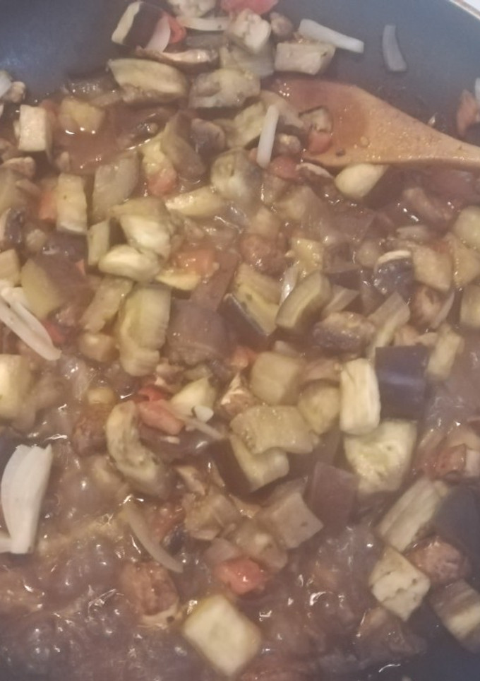 Una foto de Berenjena con portobelli, cebolla y tomates