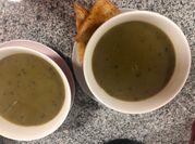 Una foto de sopa de hongos