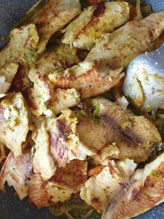 Una foto de Pescado a la plancha y verduras